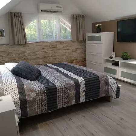 Fuered Apartmanhaz *